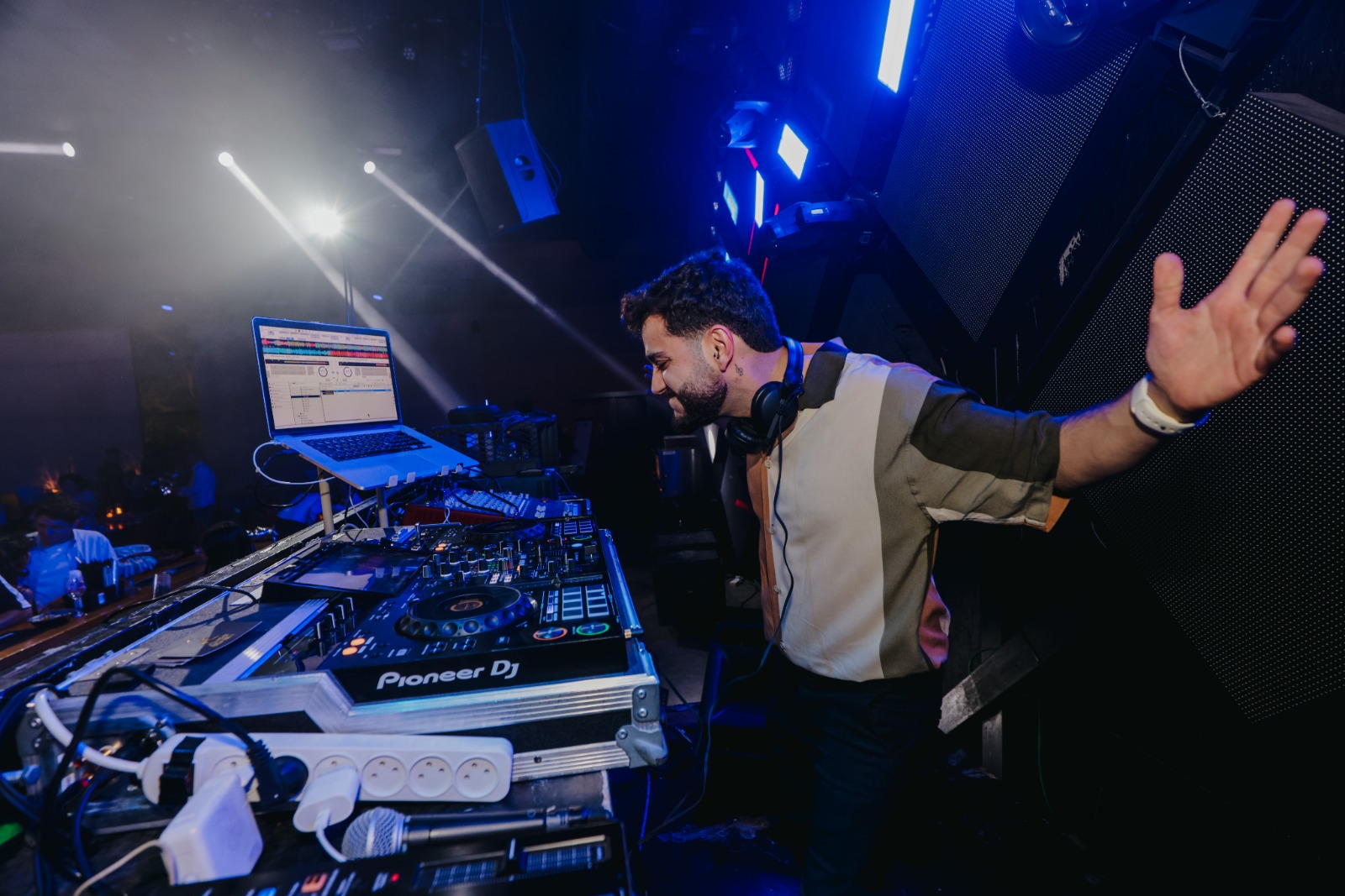 אלמוג על עמדת Pioneer DJ